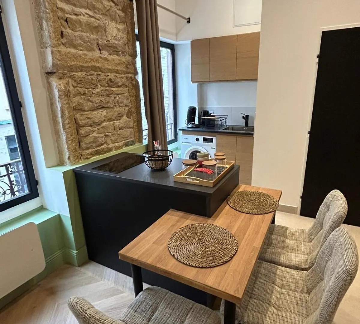 Appartement Elegant Et Chic Refait A Neuf Lyon 0*,
